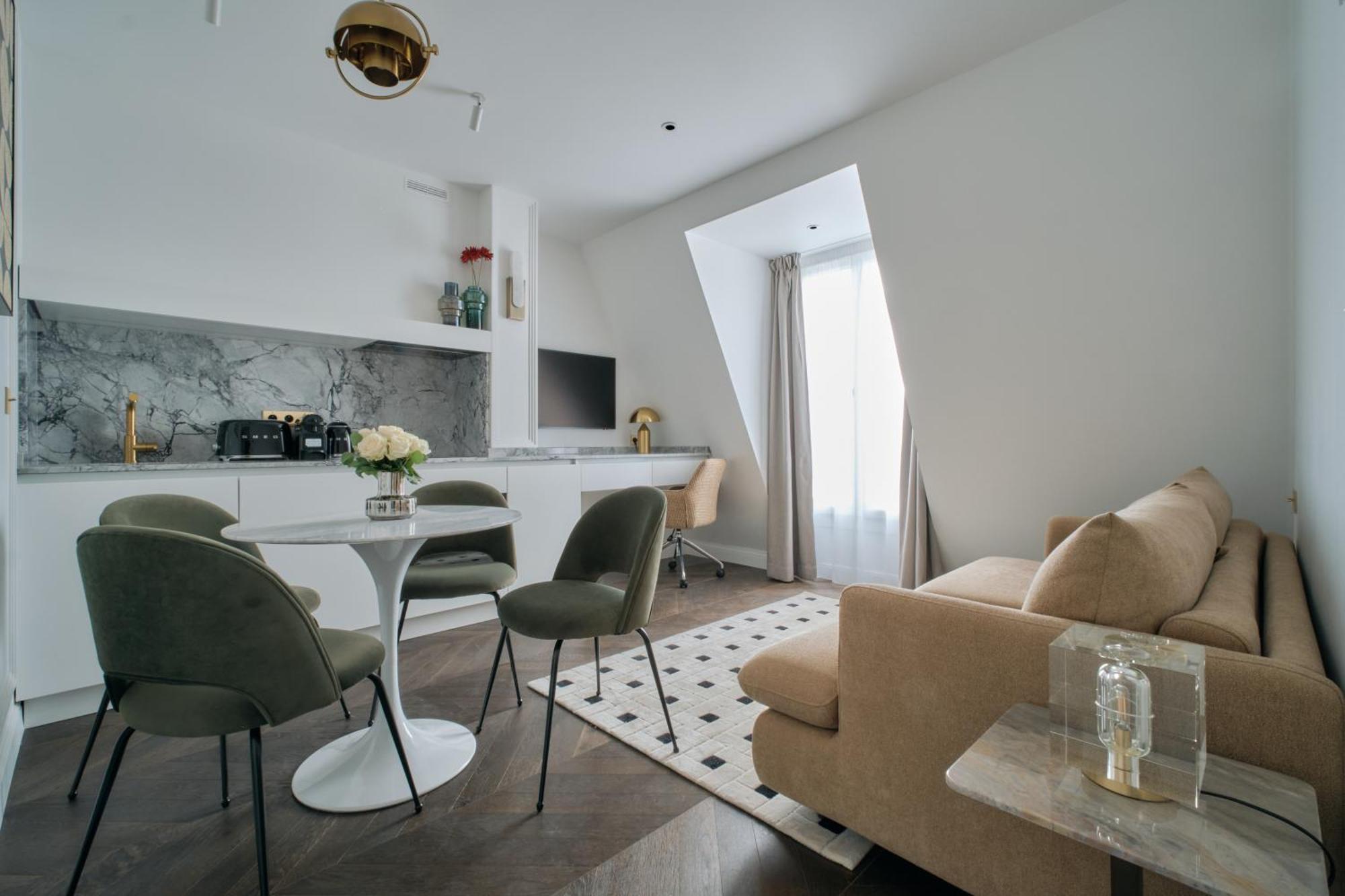 Deluxe One-Bedroom Apartment with City View 601
